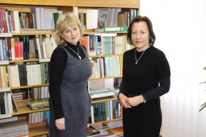 Bibliotekininkes A.Mykolaitienė ir L.Žmuidaitė