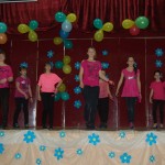 5b klasės mergaitės šoka Gretos sukurtą šokį ,,Mes labai mylim mokyklą"